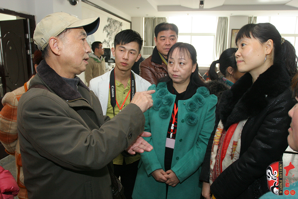 03著名黃梅戲表演藝術(shù)家、有“小董永”之稱的夏承平進入比賽現(xiàn)場就被黃梅戲粉絲圍觀