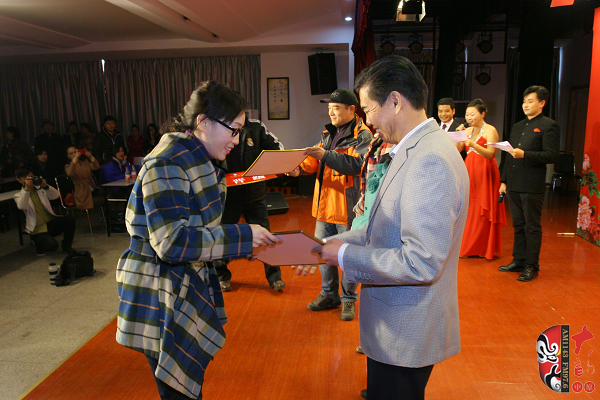 河南電臺戲曲廣播副總監(jiān)張彤、安徽戲曲廣播副總監(jiān)汪源、陜西戲曲廣播資深音樂編輯焦詠為晉級選手頒發(fā)晉級牌