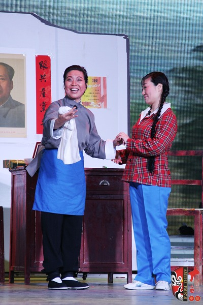 第三場，河南電臺戲曲廣播總監(jiān)木子（左）飾栓保娘，《梨園星秀場》《有你就有戲》主持人媛媛（右）飾銀環(huán)