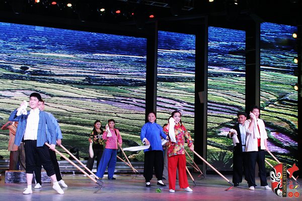 群眾勞動場面，劇中演員包含票友、專業(yè)演員、戲迷