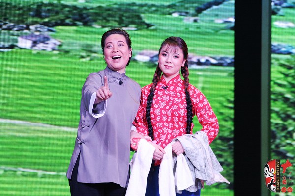 第九場，河南電臺戲曲廣播總監(jiān)木子（左）飾栓保娘，素雅青年豫劇團(tuán)劉帥毅（右）飾銀環(huán)