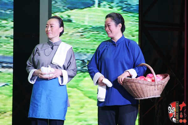 第七場，河南電臺戲曲廣播副總監(jiān)、中國播音主持金話筒獎獲得者張彤（左）飾栓保娘