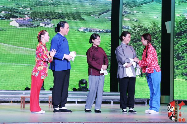 著名戲曲節(jié)目主持人、河南電臺戲曲廣播當(dāng)家小生月陽（左二）反串飾演二大娘