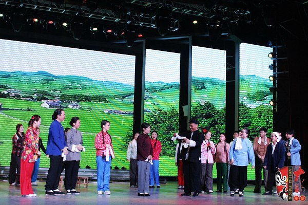 眾鄉(xiāng)親場面——包含河南電臺戲曲廣播主持人，專業(yè)戲曲演員、戲曲票友，河南電臺戲曲廣播聽眾