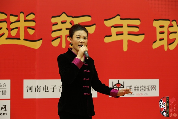 戲曲廣播主持人王唯、曉琴、丁蘭、李鋮及鄭州市曲劇團優(yōu)秀演員張娜共同表演的小品《賣鞋》