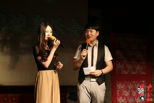 主持人：河南電臺(tái)戲曲廣播《越學(xué)越開(kāi)心》主持人張琳，著名戲曲節(jié)目主持人、戲曲廣播當(dāng)家小生月陽(yáng)