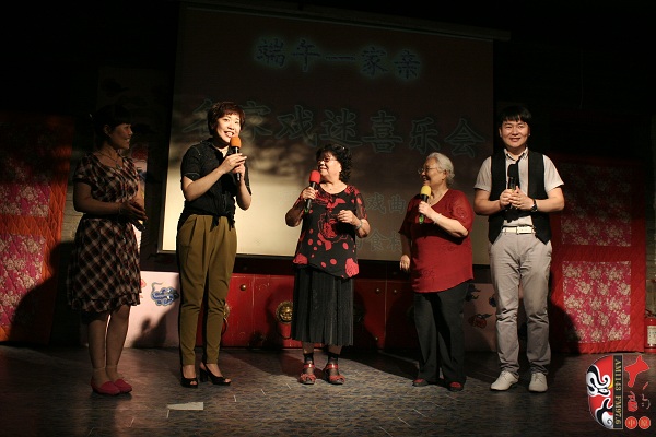 戲曲廣播總監(jiān)木子、豫劇表演藝術(shù)家楊華瑞、高潔、戲曲廣播當(dāng)家小生月陽(yáng)、票友張華合作表演《朝陽(yáng)溝》選段