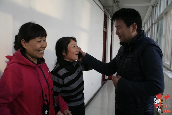  著名戲曲節(jié)目主持人、河南電臺(tái)戲曲廣播當(dāng)家小生月陽(yáng)在排練現(xiàn)場(chǎng)連線直播間并采訪劇目主要演員