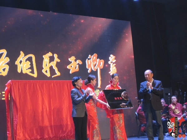 省委組織部副部長、人力資源和社會保障廳廳長楊盛道，省文化廳廳長楊麗萍為玉卿戲曲音樂藝術(shù)研究院揭牌