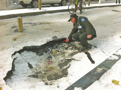 　路面塌陷，“坑”罷轎車坑電動。