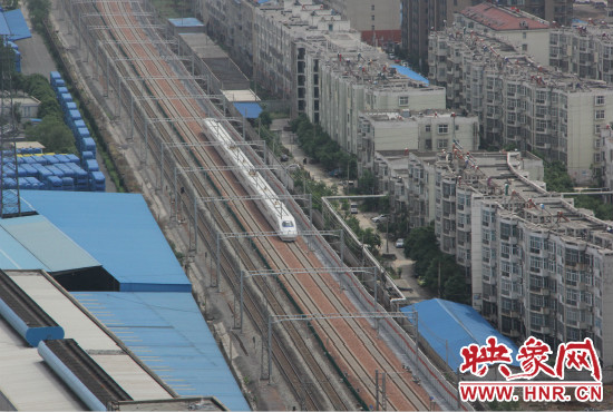 4日上午8點(diǎn)10分，隨著一聲汽笛長(zhǎng)鳴，一列“子彈頭”列車緩緩駛出鄭州車站。