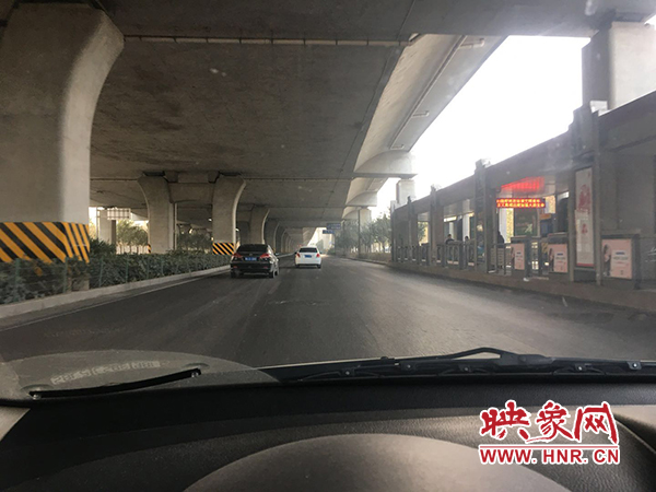 限行首日，三環(huán)橋上橋下，車輛不多，交通狀況良好。