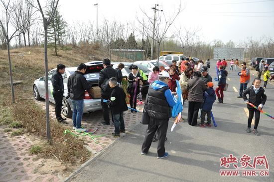 活動(dòng)現(xiàn)場(chǎng)派發(fā)風(fēng)箏 活動(dòng)現(xiàn)場(chǎng)派發(fā)風(fēng)箏