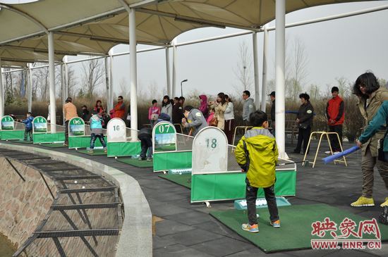 高爾夫訓(xùn)練場(chǎng)一試身手 高爾夫訓(xùn)練場(chǎng)一試身手