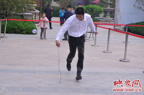 說是比賽，其實(shí)就是活力的釋放，就是開心的海洋，丟沙包、踢毽子、三人四足、滾鐵環(huán)等項(xiàng)目