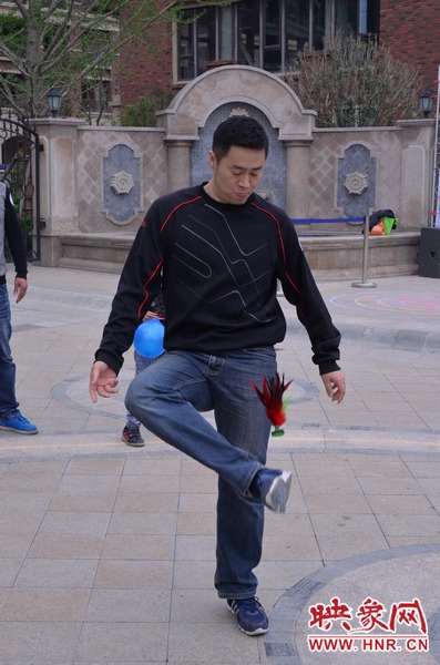 說是比賽，其實(shí)就是活力的釋放，就是開心的海洋，丟沙包、踢毽子、三人四足、滾鐵環(huán)等項(xiàng)目