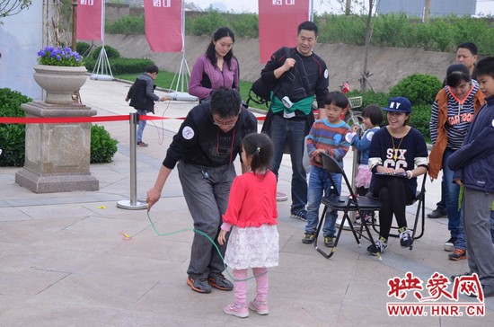 當(dāng)然啦，也有小天使現(xiàn)場跟爸比罷工的，就是不跳，弄的爸爸也哭笑不得。