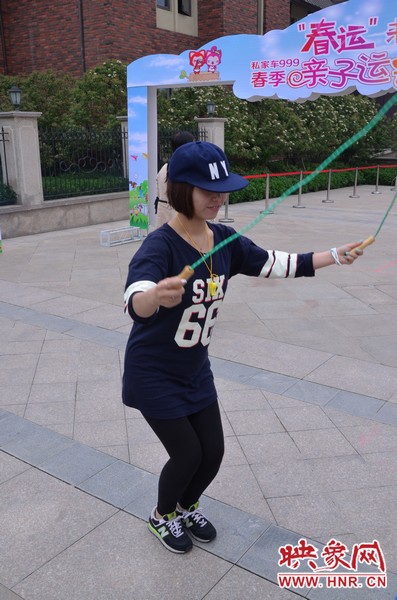 小麥也是現(xiàn)場玩起了跳繩，技術(shù)不錯(cuò)嘛！