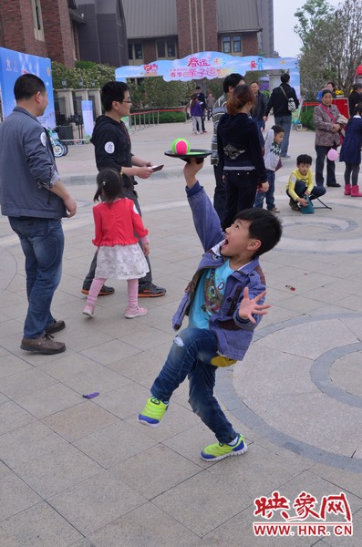 小弟弟，你玩?zhèn)€托球不用這么夸張吧，哈哈！