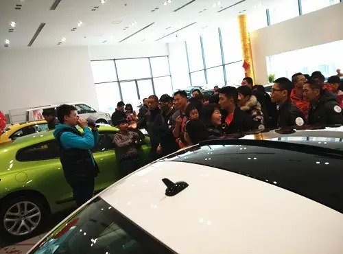 現(xiàn)場(chǎng)活動(dòng)由私家車(chē)廣播《999車(chē)生活》主播飛揚(yáng)、佳雨主持，新年呵護(hù)，溫暖你一路。