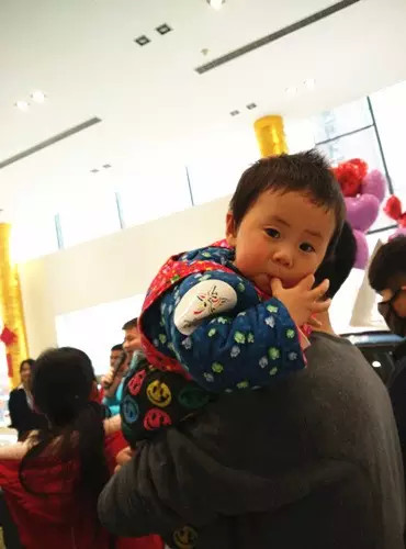 小朋友雖然你骨骼清奇，但是米、油你照樣拎不動(dòng)啊，還是乖乖的油卡拿好吧。