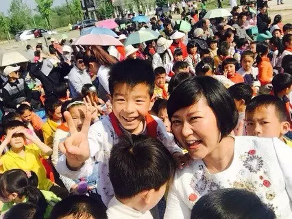 現(xiàn)場看來，陶真姐姐更是倍受孩子們的歡迎！