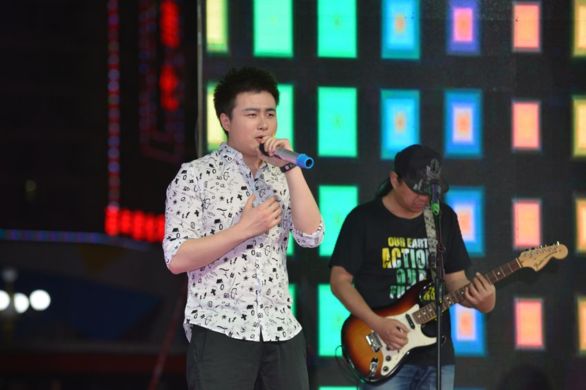 首先出場(chǎng)的是主播佳雨，一首《李白》，瞬間將現(xiàn)場(chǎng)的火熱氣氛點(diǎn)著。