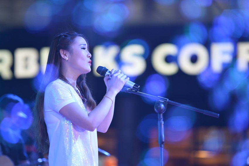 接下來(lái)是主播丹丹的《辛德瑞拉》，作為一個(gè)音樂(lè)節(jié)目的主播，唱歌當(dāng)然都是毛毛雨。