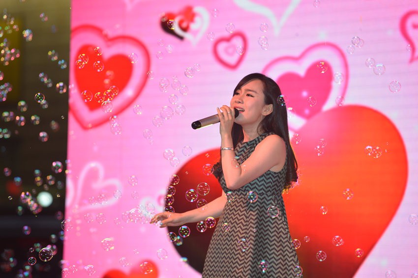 夢(mèng)茹選擇了走溫情路線，《至少還有你》唱的是深情款款。