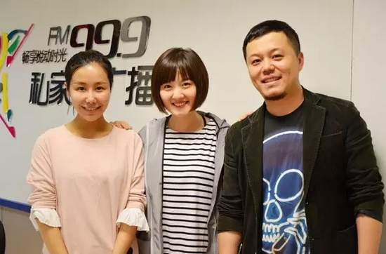 跟兩位女神在一起，莫非你知道你此刻有多招小編嫉恨？