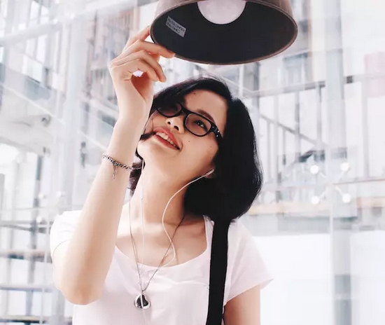 當(dāng)然，怎么能少的了美女出鏡？