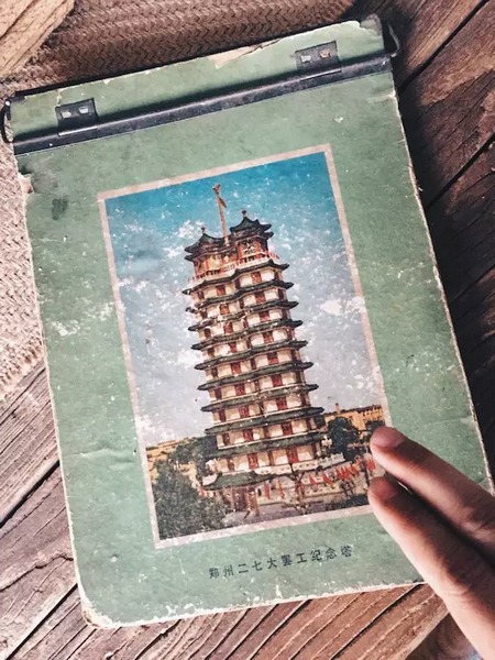 我們撫摸著鄭州的歷史，從中了解它的厚度。