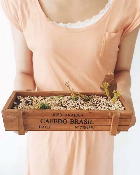 我們同時(shí)也在撫摸著希望，從中了解鄭州的生命張力。