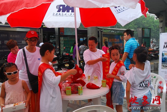 參加義賣(mài)活動(dòng)的小學(xué)師生們做準(zhǔn)備工作 參加義賣(mài)活動(dòng)的小學(xué)師生們做準(zhǔn)備工作