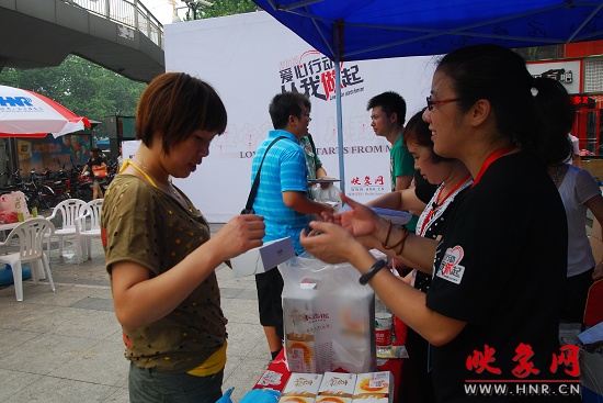 愛(ài)心義賣(mài)活動(dòng)進(jìn)行中 愛(ài)心義賣(mài)活動(dòng)進(jìn)行中