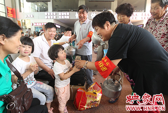 老年雷鋒團(tuán)”志愿者在候車廳為旅客送水。