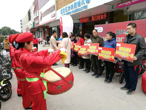 10月29日 河南體彩鶴壁分中心向獲獎(jiǎng)彩民頒發(fā)15輛電動車 10月29日 河南體彩鶴壁分中心向獲獎(jiǎng)彩民頒發(fā)15輛電動車