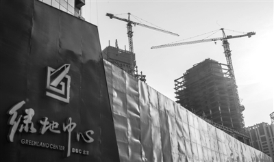 　　萬科、碧桂園、綠地等房企1月業(yè)績沖高。圖為綠地旗下的“天價”樓盤綠地中心。 新華社記者 張宇 攝