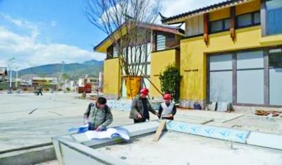 　　別墅工地，工人正在施工。