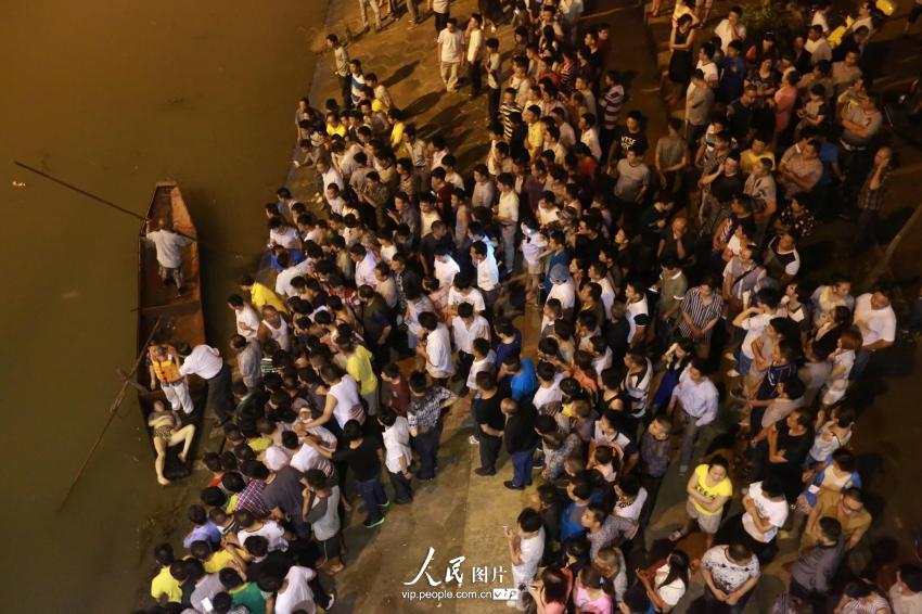 6月4日晚，湖南省婁底市二大橋跳河自殺的女子遺體被打撈上來。