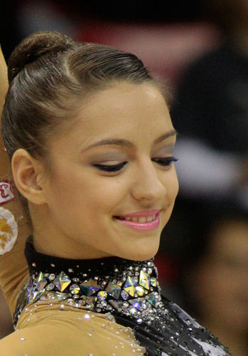 卡納耶娃，那一低頭的溫柔