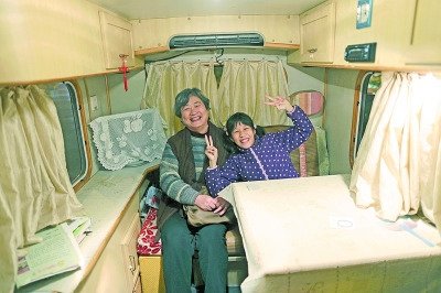  天黑了，外面風(fēng)雨交加而董怡汶坐在溫暖的房車?yán)铩? oldsrc=