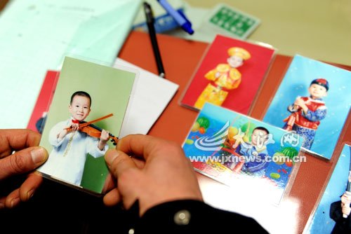 　每當(dāng)想兒子時(shí)，熊爸只有盯著照片看