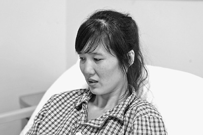 郭萍先做完手術的左腳剛剛拆線，但還打著石膏，鋼釘也尚未取出