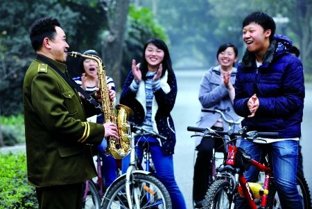 自學(xué)三種樂器，大學(xué)保安哥夢想開音樂會