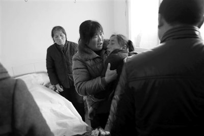 　　2月28日，薛集鎮(zhèn)秦集衛(wèi)生院一房間內(nèi)，親屬在勸哭泣的遇難者張晴的母親。