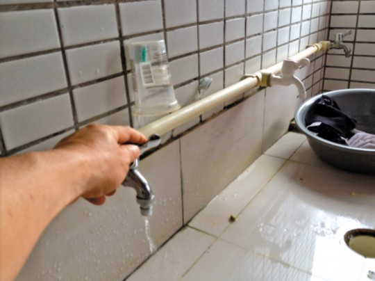 宿舍沒(méi)水學(xué)生接雨水洗澡？學(xué)校稱是學(xué)生惡作劇