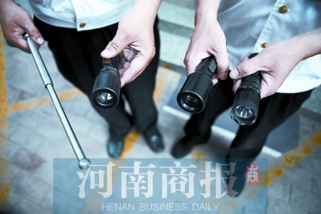 鄭州8名小學(xué)生持警棍、電擊槍街頭“火拼”