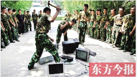 為了讓孩子表達(dá)戒除網(wǎng)癮的決心,學(xué)校組織孩子親手砸毀電腦 為了讓孩子表達(dá)戒除網(wǎng)癮的決心,學(xué)校組織孩子親手砸毀電腦