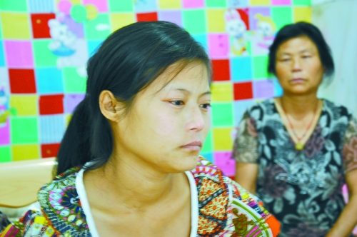 王學(xué)鳳望著女兒，一言不發(fā)